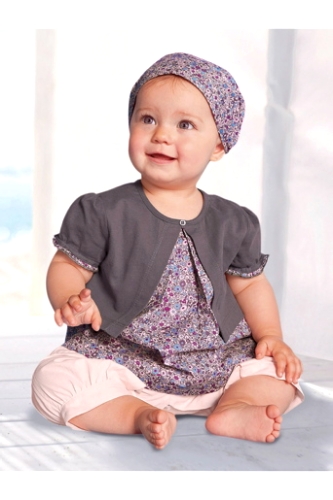 Babyset med topp, kort byxa och sjalett